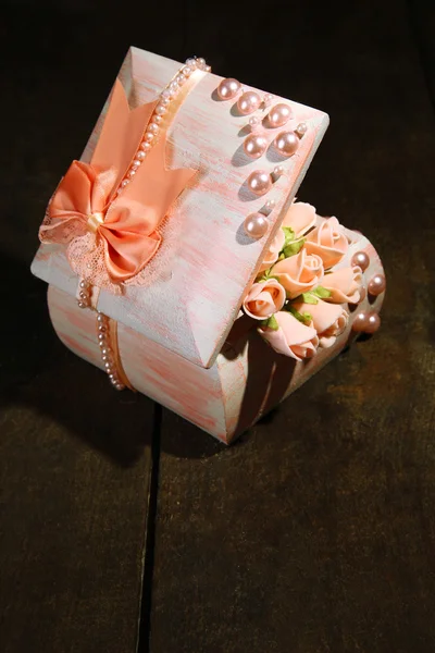 Mooie handgemaakte kistje met rozen, op houten achtergrond — Stockfoto