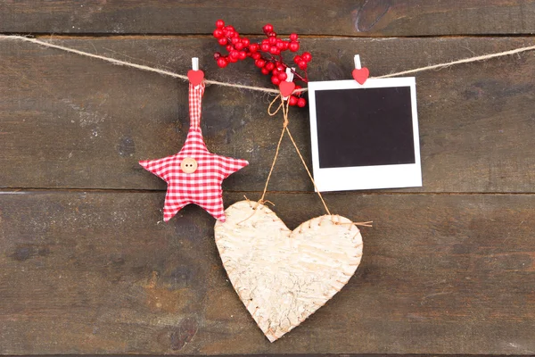 Διακοσμητική καρδιά, αστέρι και άδειο φωτογραφικό χαρτί για σχοινί, στο ξύλινο, παρασκήνιο — Φωτογραφία Αρχείου