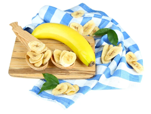 Rodajas de plátano frescas y secas sobre tabla de madera, aisladas sobre blanco — Foto de Stock