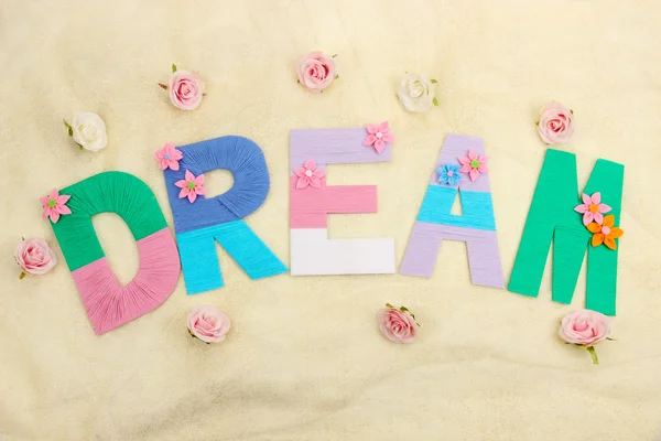 Word Dream creado con patio de punto de colores brillantes en el fondo de la tela —  Fotos de Stock