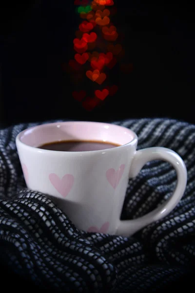 Xícara de café com xadrez em fundo escuro — Fotografia de Stock