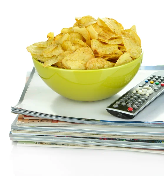 Chips in ciotola e telecomando isolato su bianco — Foto Stock