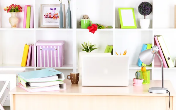 Arbeitsplatz mit Laptop, Nahaufnahme — Stockfoto