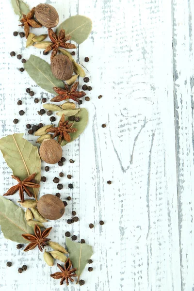 Bordure aux herbes et épices, sur fond de bois — Photo