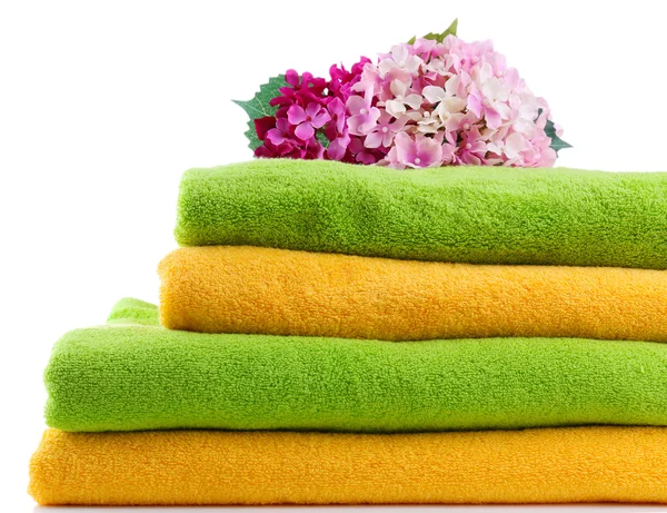Barevné ručníky a květiny, izolované na bílém — Stock fotografie
