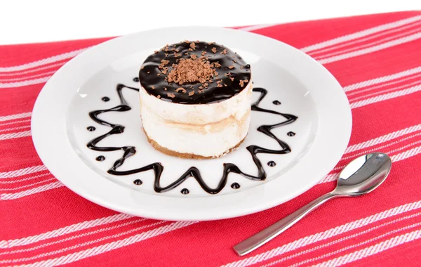 Pastel dulce con chocolate en el plato en primer plano de la mesa — Foto de Stock