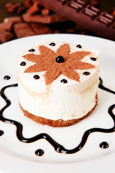 Sweet cake with chocolate on plate on table close-up — Stock Photo, Image