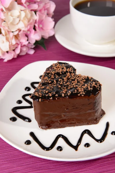 Süße Torte mit Schokolade auf dem Teller in Großaufnahme — Stockfoto