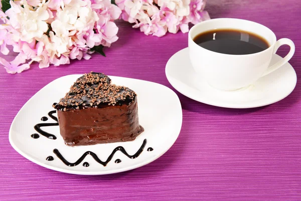 Pastel dulce con chocolate en el plato en primer plano de la mesa —  Fotos de Stock