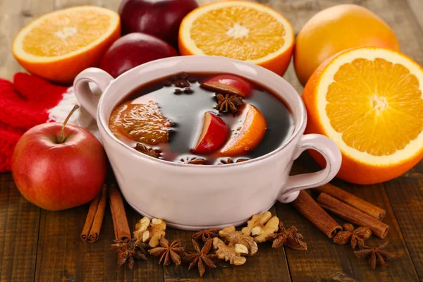 Duftender Glühwein in der Pfanne auf Holztisch in Großaufnahme — Stockfoto