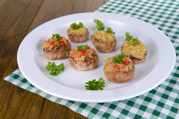 Las setas rellenas en el plato a la mesa el primer plano — Foto de Stock