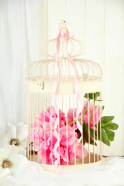 花儿用美丽漂亮装饰的笼子里 — 图库照片