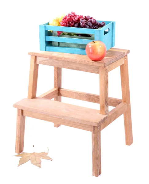 Boîte en bois avec fruits, sur petite échelle en bois, isolée sur blanc — Photo