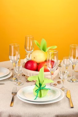 yeşil ve sarı tonlarında renkli arka plan üzerinde tablo ayarı