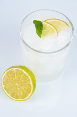 cam üzerine beyaz izole limonata