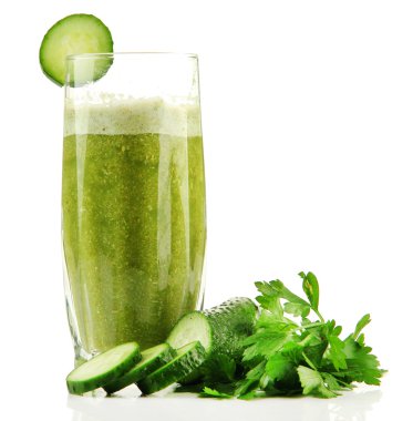 Bardak yeşil sebze suyu ve üzerinde beyaz izole salatalık