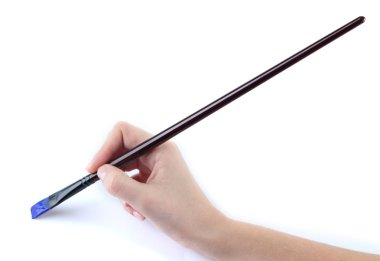 el ile üzerine beyaz izole mavi boya fırçası tutarak