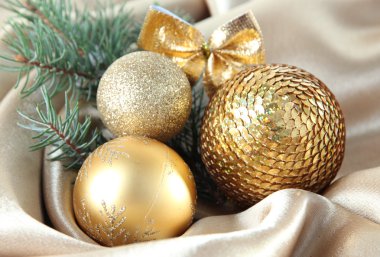 Altın saten kumaş üzerinde güzel bir Noel dekor