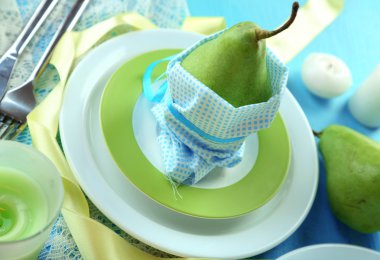 Armut peçete ahşap masa yakın çekim plakaları üzerinde yapılan