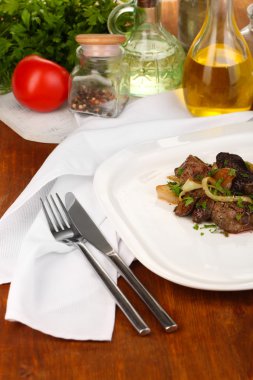 ahşap masa yakın çekim plaka üzerinde kızarmış tavuk ciğeri