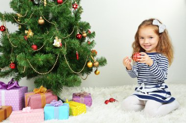Noel ağacı süsleyen küçük kız