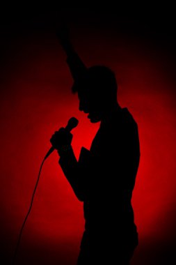 koyu renk arka plan üzerinde müzisyen siluet