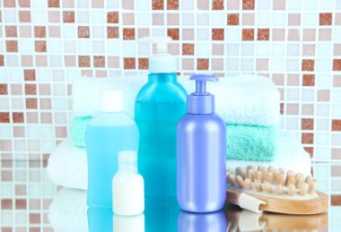 kozmetik ve mozaik karo zemin üzerine banyo aksesuarları