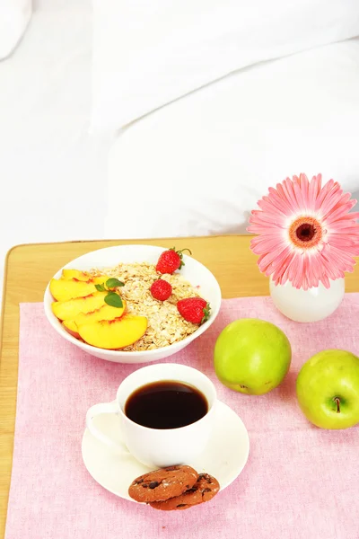 침대 옆 스탠드에 가벼운 아침 식사 — 스톡 사진
