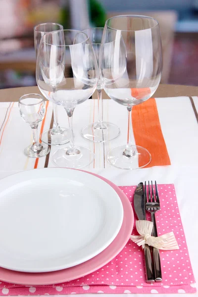 Ajuste de mesa con vasos para diferentes bebidas en la mesa sobre el fondo de la habitación —  Fotos de Stock