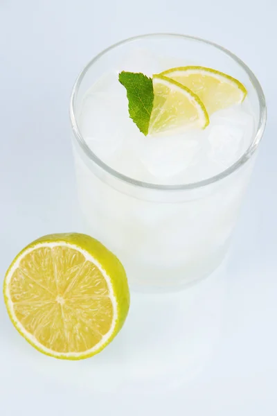 Лимонад в стекле изолирован на белом — стоковое фото