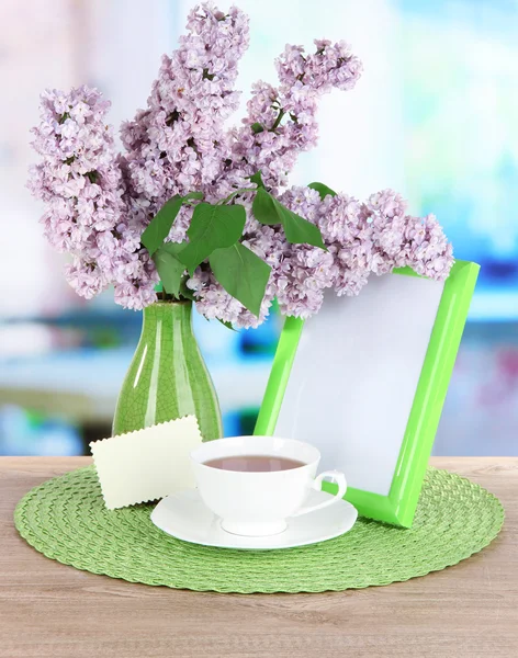 Belles fleurs lilas sur la table dans la chambre — Photo