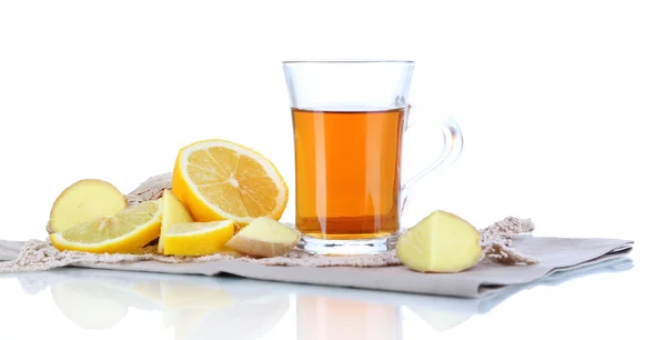 Taza de té con jengibre en servilleta aislada en blanco —  Fotos de Stock