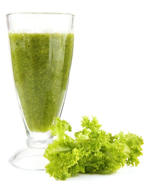 Verre de jus de légumes verts et salade isolée sur blanc — Photo