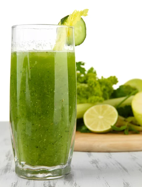 Copo de suco vegetal verde e legumes na mesa de madeira no fundo branco — Fotografia de Stock