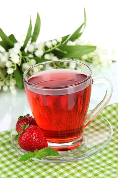 Lahodný jahodový čaj na stole na bílém pozadí — Stock fotografie