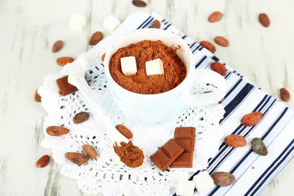 Cacao en polvo en taza en servilletas en mesa de madera — Foto de Stock