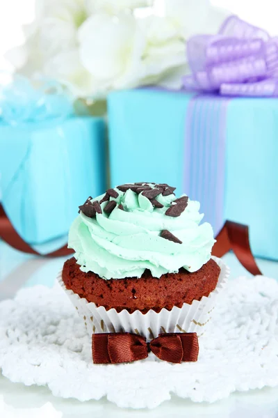 Leckere Cupcake mit Geschenken aus nächster Nähe — Stockfoto