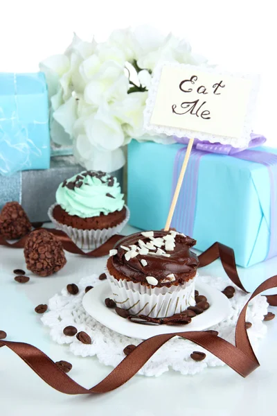 Tasty cupcake with gifts close up — Stock Photo, Image