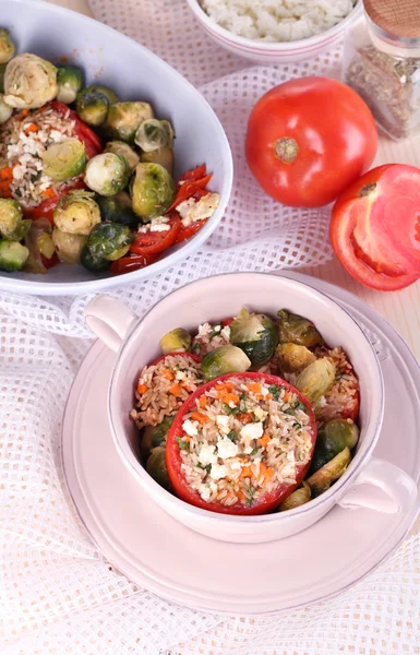 Tomates rellenos en sartén y tazón sobre mesa de madera de cerca — Foto de Stock