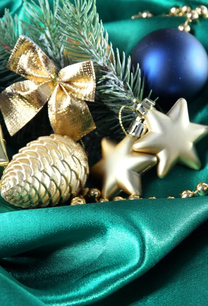 Hermosa decoración de Navidad en tela de satén verde — Foto de Stock