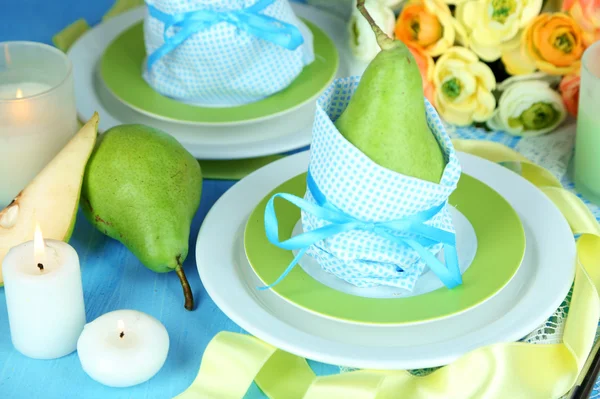 Pears in napkins on plates on wooden table close-up — Stock Photo, Image