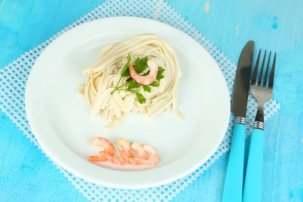 Pasta med räkor på vit platta, på trä bakgrund — 图库照片