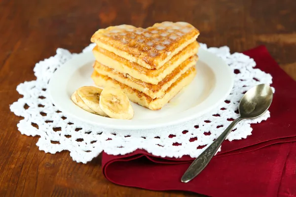 Gaufres belges sucrées à la banane, sur fond de table en bois — Photo