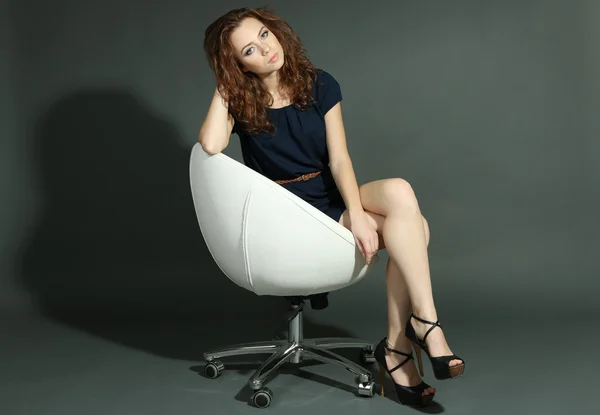 Hermosa joven en vestido sobre fondo gris —  Fotos de Stock