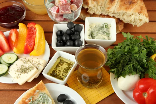Traditionell turkisk frukost på bordet på nära håll — Stockfoto