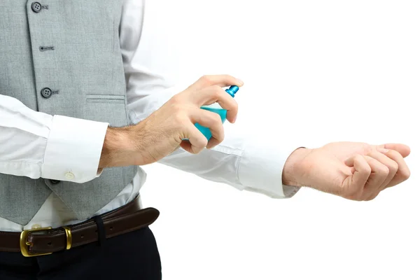 Joven guapo usando perfume aislado en blanco — Foto de Stock