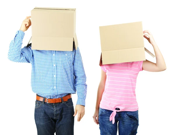 Casal com caixas de papelão em suas cabeças isoladas em branco — Fotografia de Stock