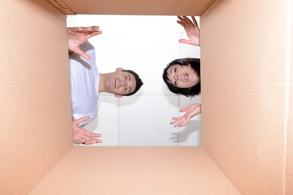 Jeune couple déballage boîte — Photo