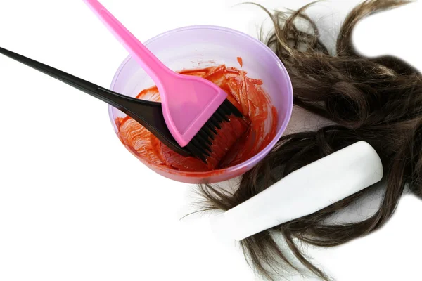 Ciotola con tintura per capelli e pennello per la colorazione dei capelli, isolata su bianco — Foto Stock