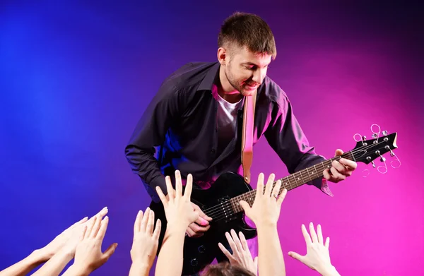 Gitarist zingen op het podium van een rockconcert voor zijn bewonderende fans — Stockfoto